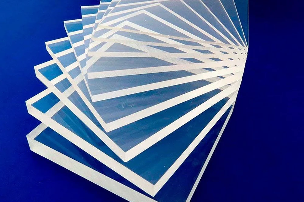 Láminas de acrílico transparente apiladas en abanico