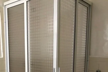 Canceles de baño con plástico esmerilado y cuadrícula