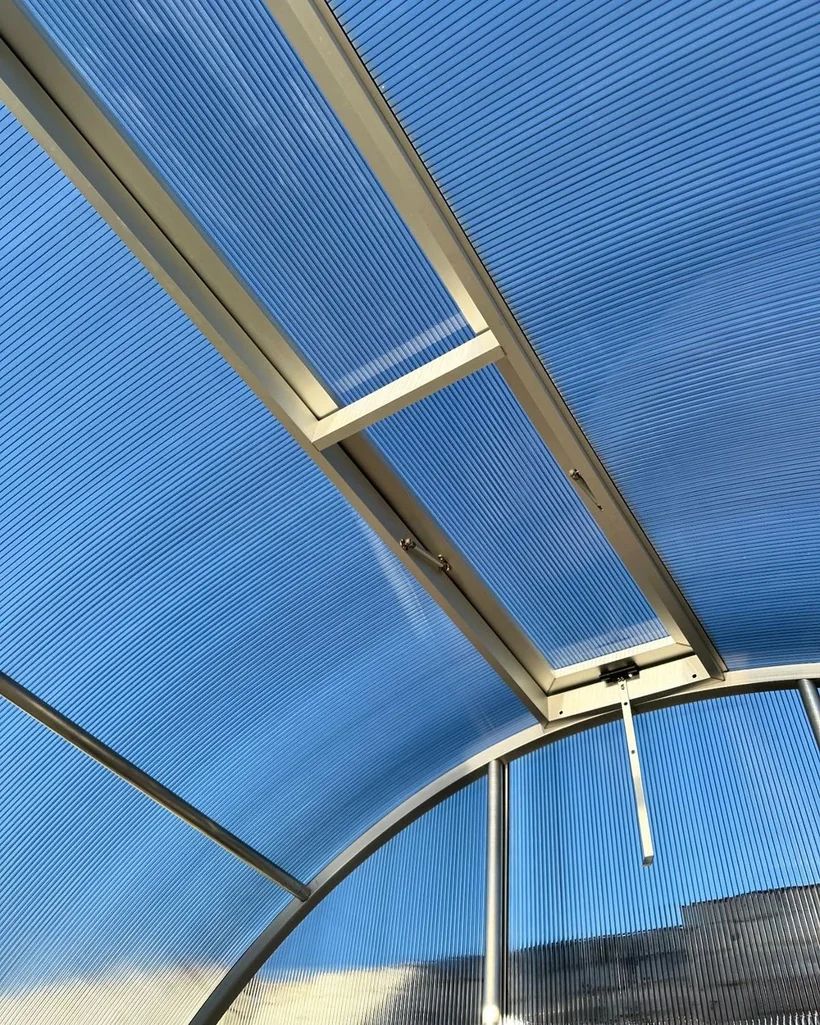 Techo en arco de policarbonato celular visto desde dentro