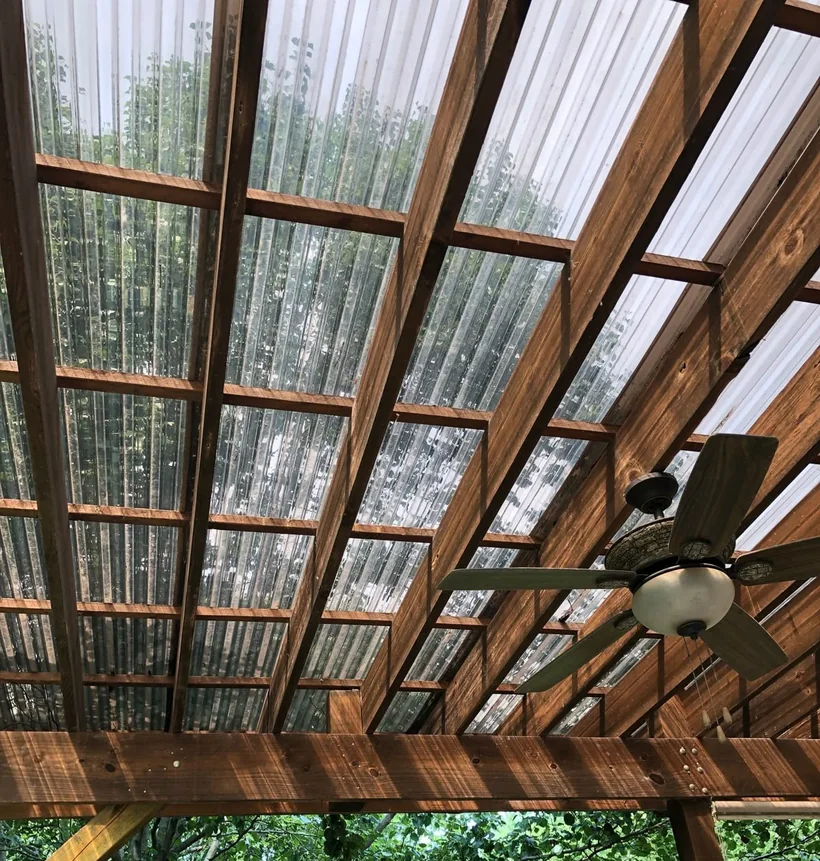 Pérgola con techo de lámina de policarbonato R-101 acanalada