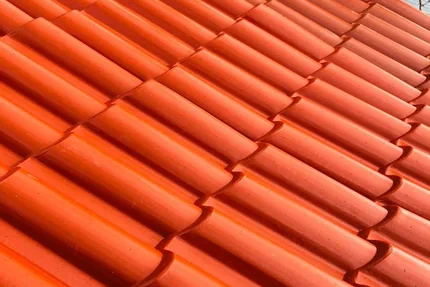Techo con lámina tipo teja color terracota